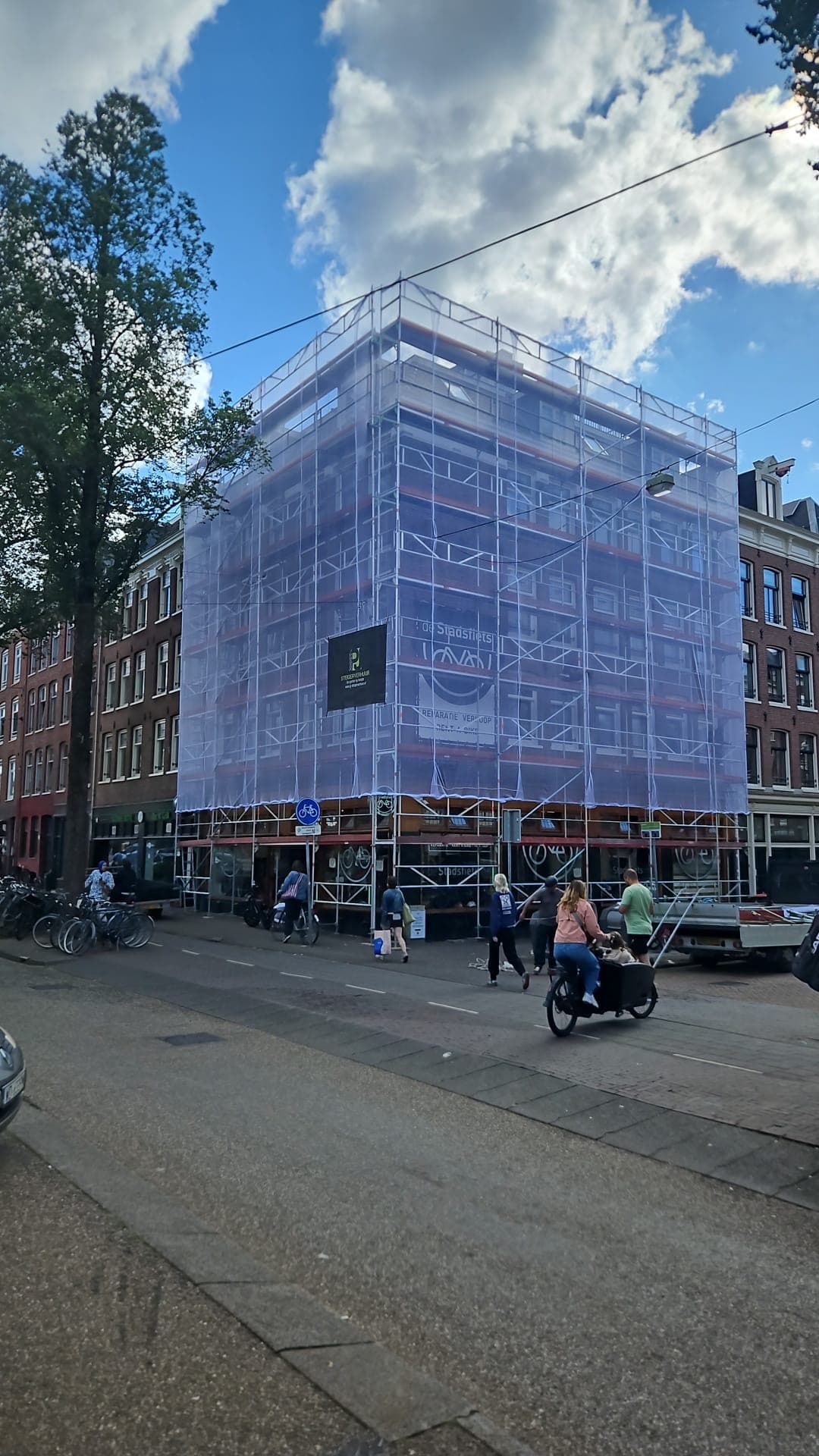 Gevelsteiger rondom hoekpand in Amsterdam — grootschalig renovatieproject door PJ Steigerverhuur