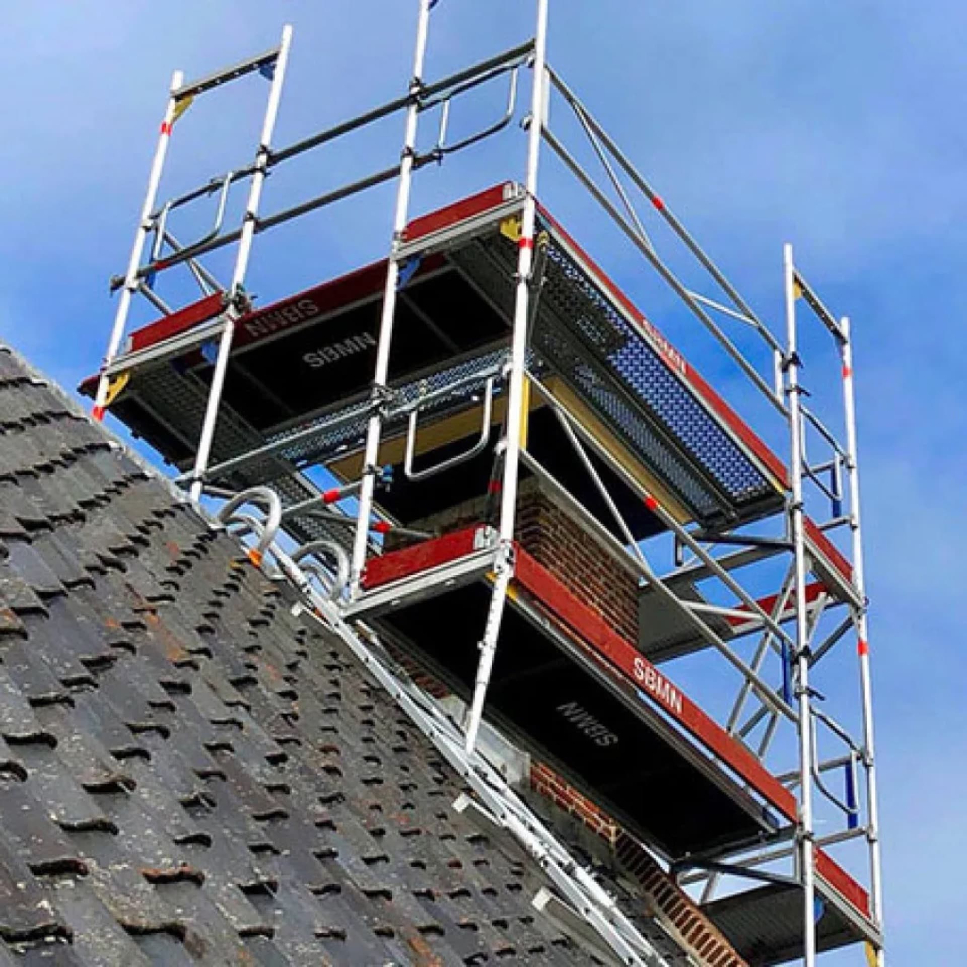 Daksteiger op schuin pannendak — veilig werken op hoogte bij dakwerkzaamheden