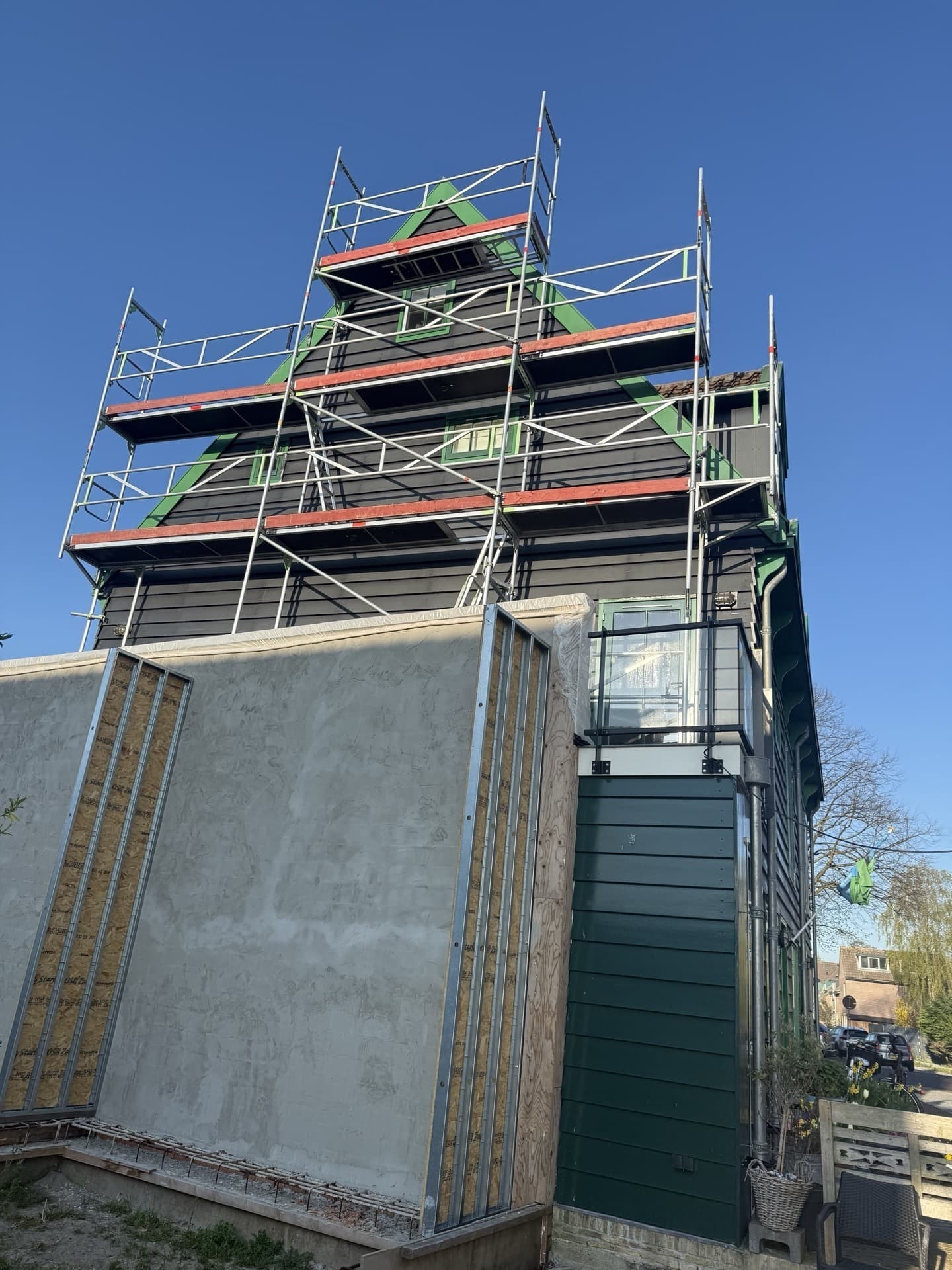 Steigerconstructie bij modern gerenoveerd pand met nieuwe gevelbekleding