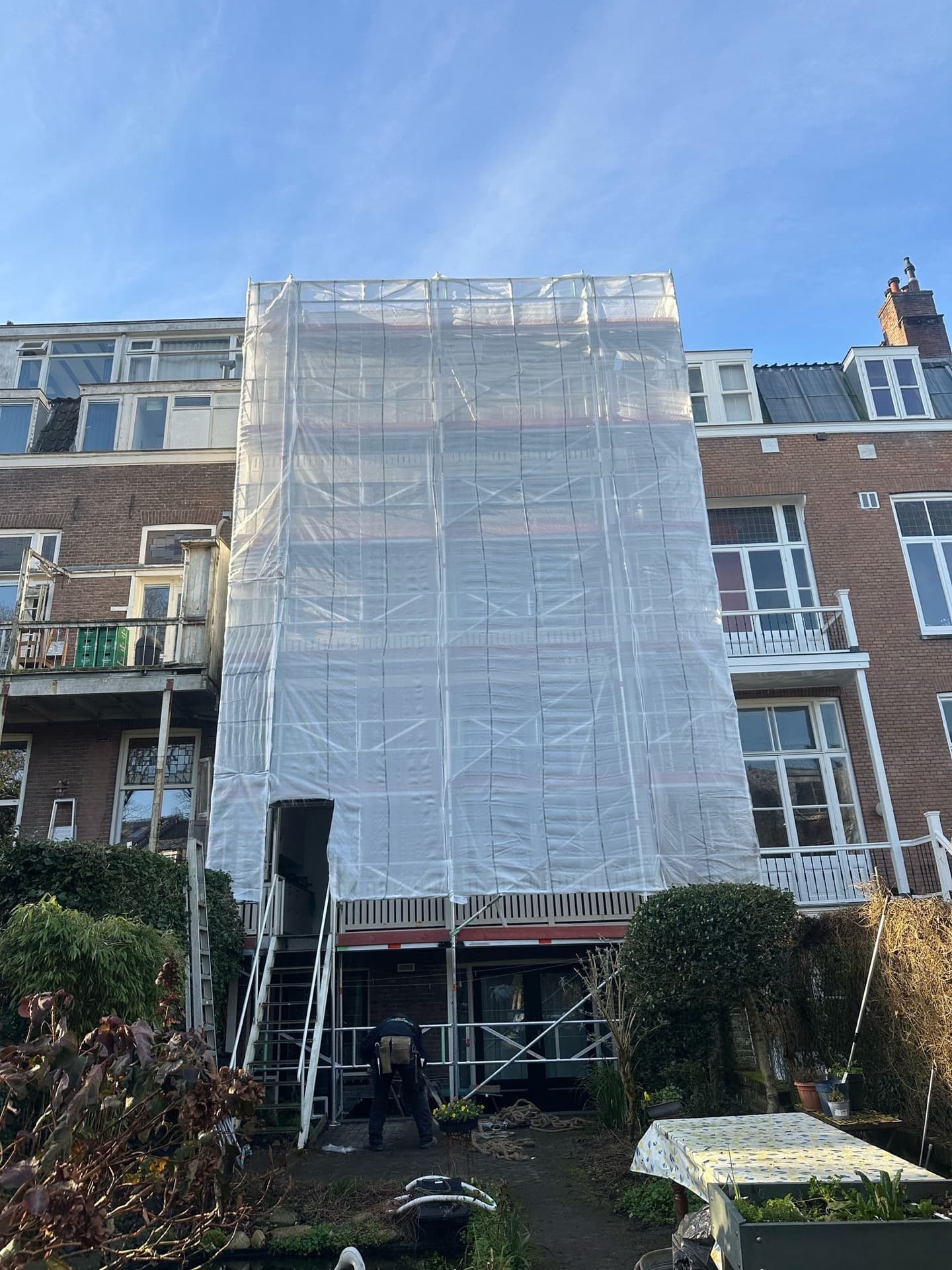 Gevelsteiger aan achterzijde woning — steigerverhuur voor complete gevelrenovatie