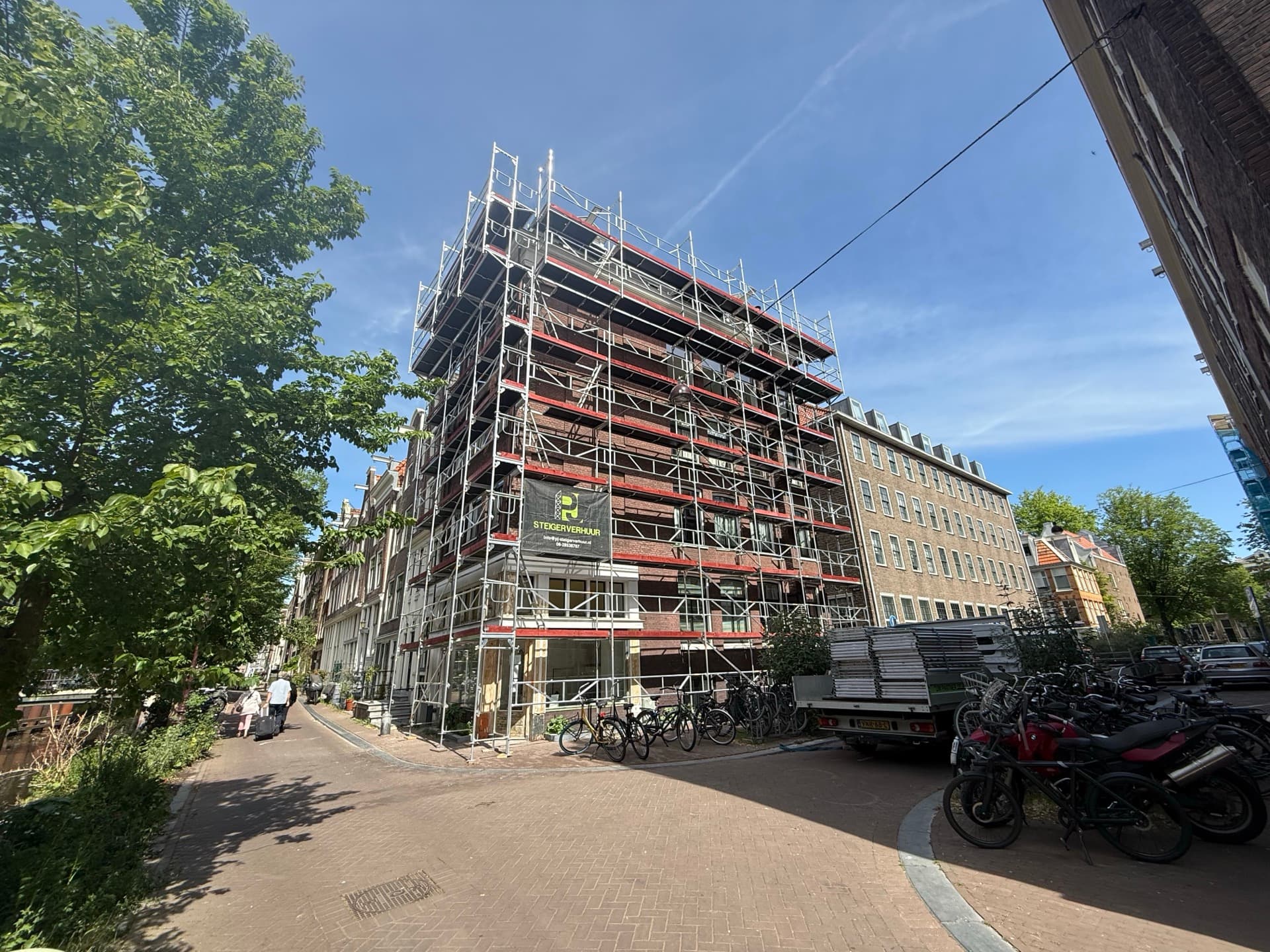 Professionele gevelsteiger bij Amsterdams grachtenpand voor renovatiewerkzaamheden
