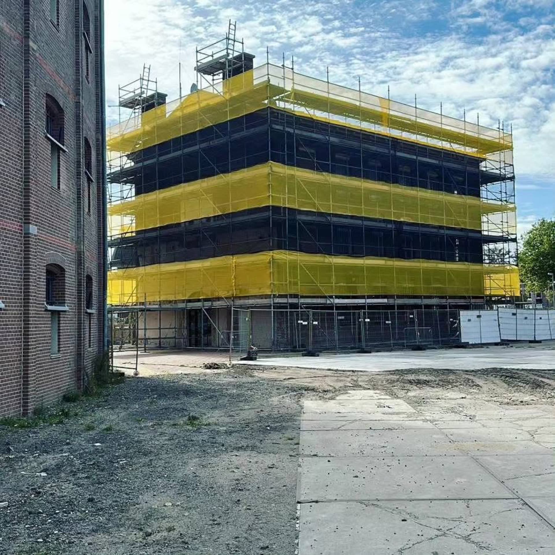 Stalen systeemsteiger huren — grootschalige steigerconstructie voor industriële renovatie